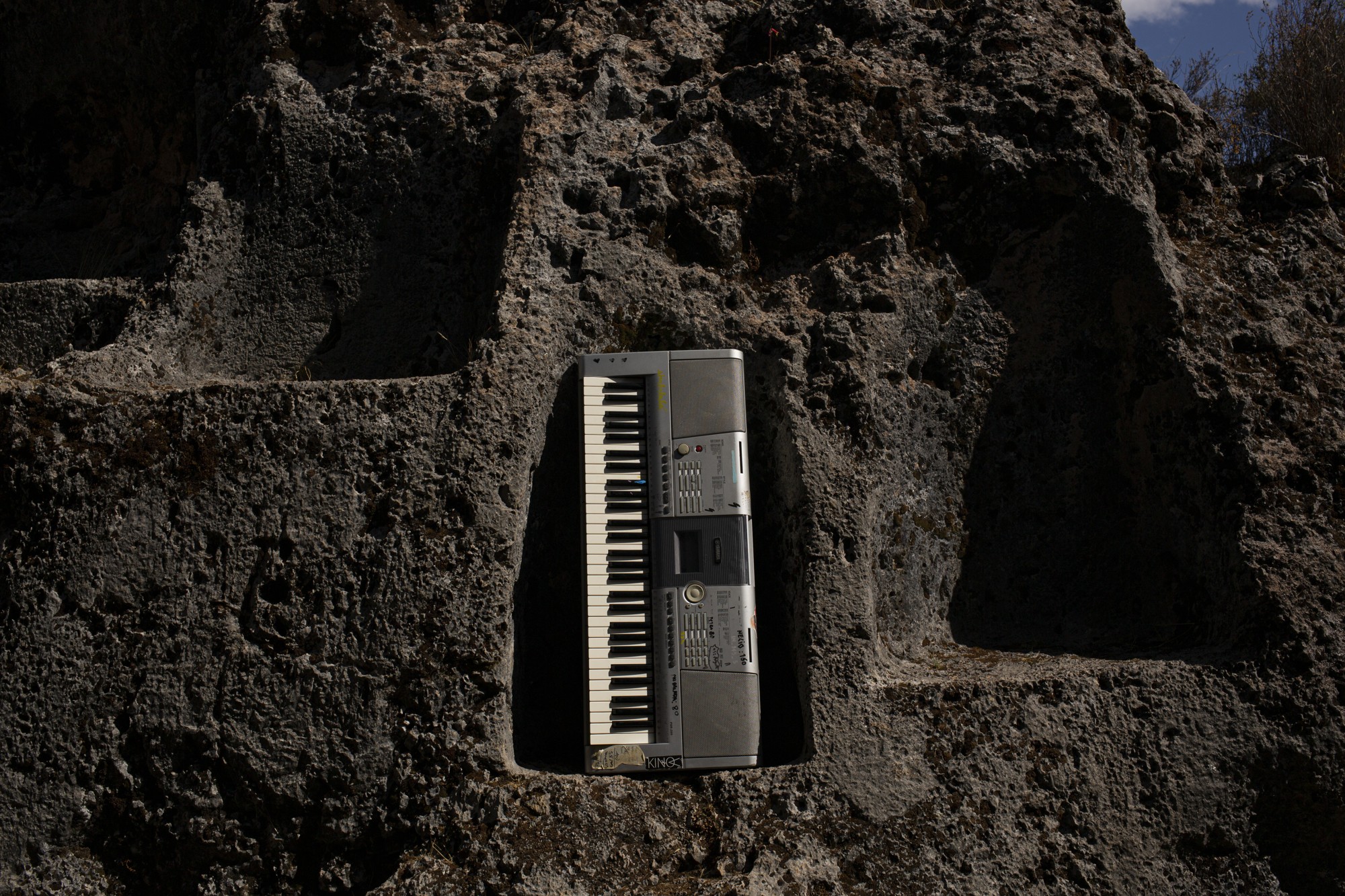 Teclado dentro de un nicho de piedra